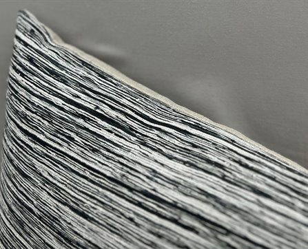 Mrs.Me home couture - cushion Sketch Indigo detail2 web